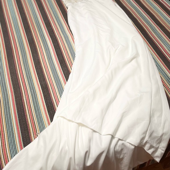 Simple wedding, open lace back and small train. - Picture 9 of 15